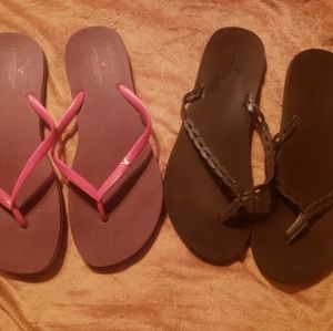 2 pair of American Eagle flip flops